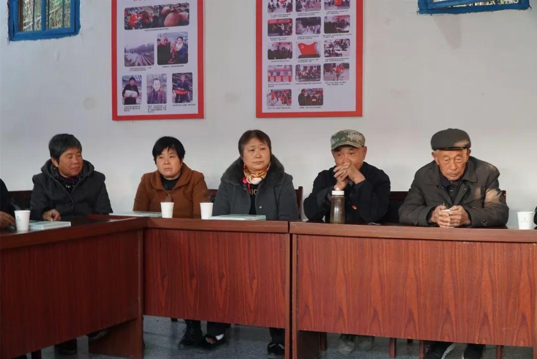 新县县委常委组织部长黄永林到千斤乡大杨湾村开展昼访夜谈活动