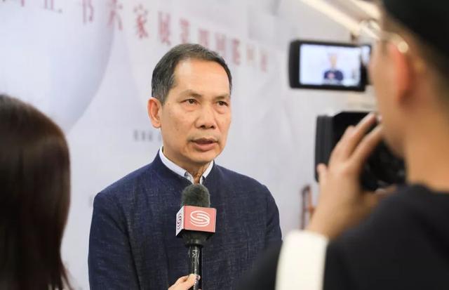 三品美术馆馆长黄海林接受媒体采访曹蕾蕾女士主持开幕仪式正书六家手