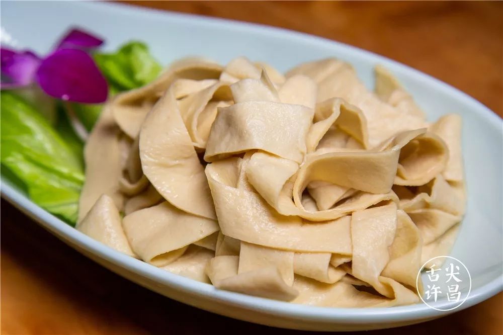 火锅擀面皮是这家店的特色豆制品看似普通,其实是个角儿吸饱了汤汁的