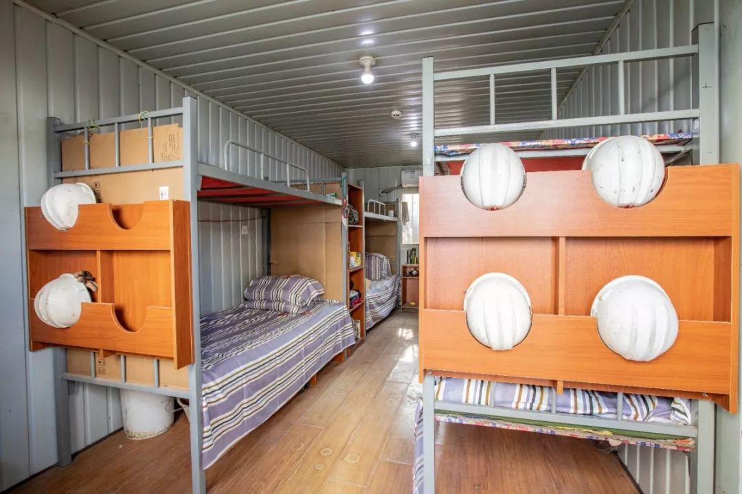 配备宿舍八件套