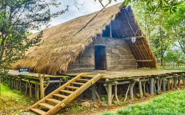 河姆渡人的文化已经达到了很高的高度,他们住的房子就是这种干栏式