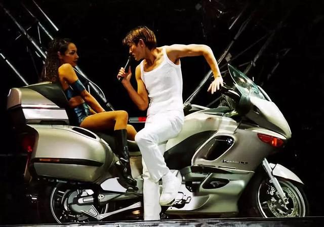 80后心中的男神常青树,曾经的重机达人现在座驾是什么车?_刘德华