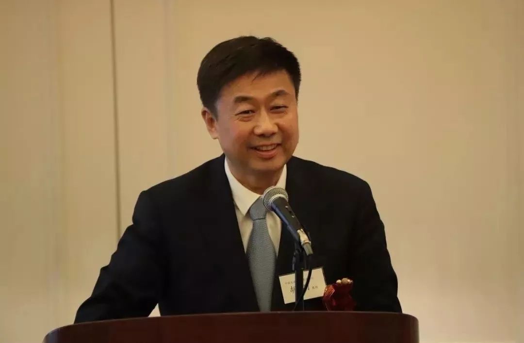 党委书记 胡明(中)合影留念学校党委书记 胡明(右)向首任会长 何连明