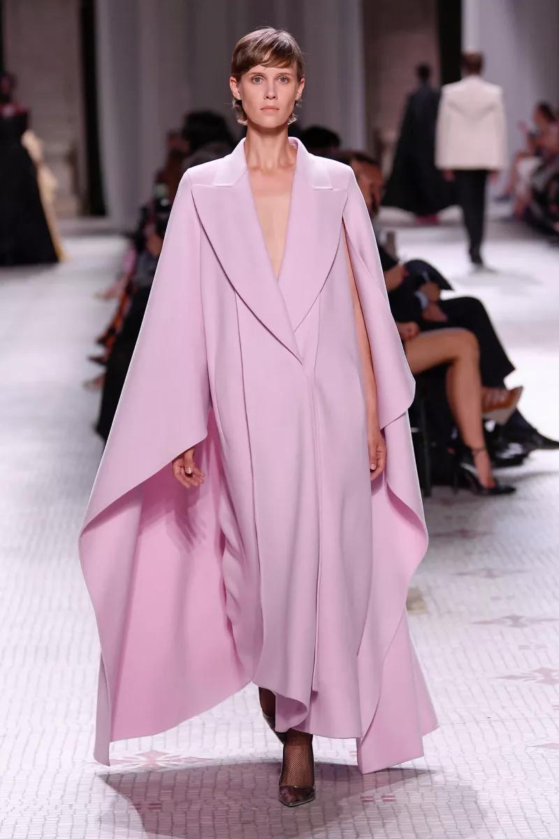 此季给我们带来了内向外的华丽设计,givenchy一贯偏爱暗色调来做主调