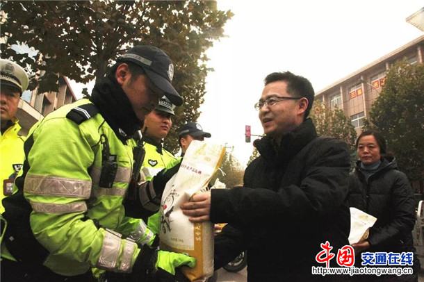 河南武陟县委副书记县长申琳亲切看望慰问一线交警