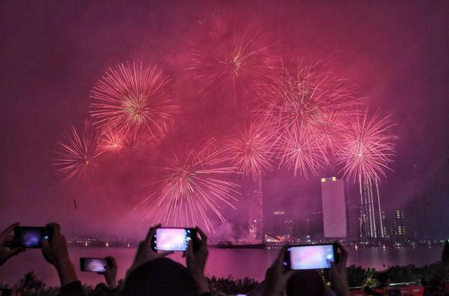 庆回归烟花汇演:璀璨耀目照亮澳珠夜空 为祖国强盛点赞!(组图)