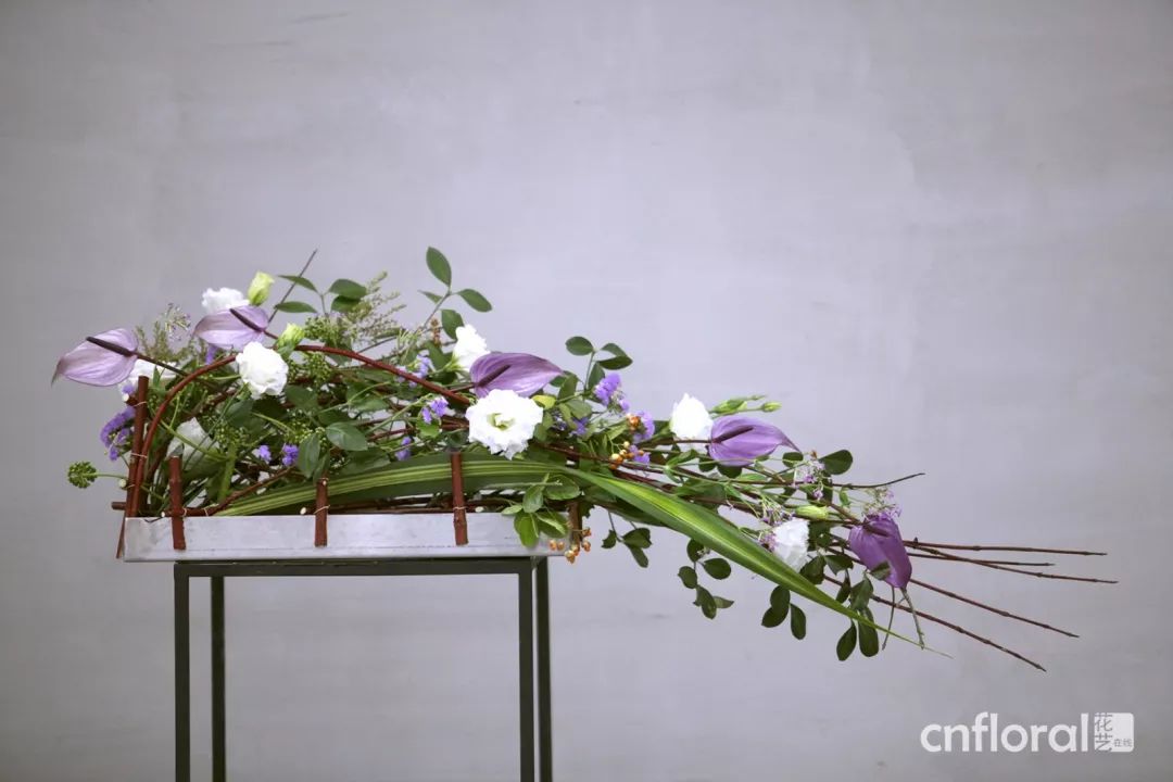 对称在自然界中的实例对称式的花艺作品示例与之相反的是不对称的设计