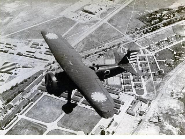 中国空军使用的伊-15双翼战斗机.