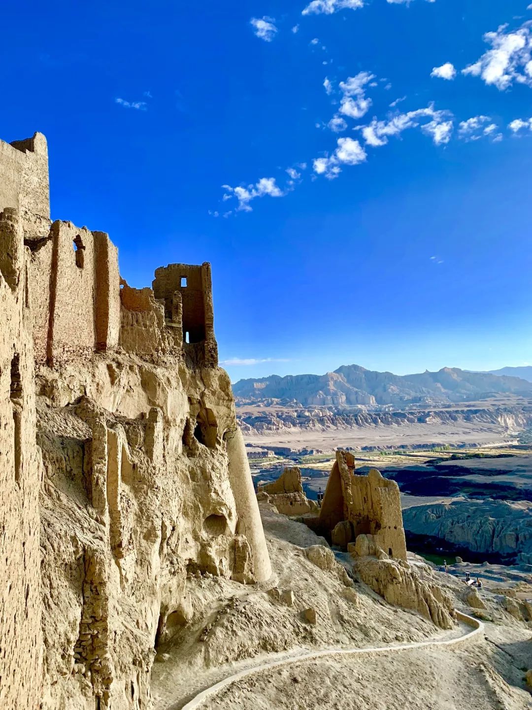 风化所形成的扎达土林风景极为独特壮观土林中有一些形态怪异的土林