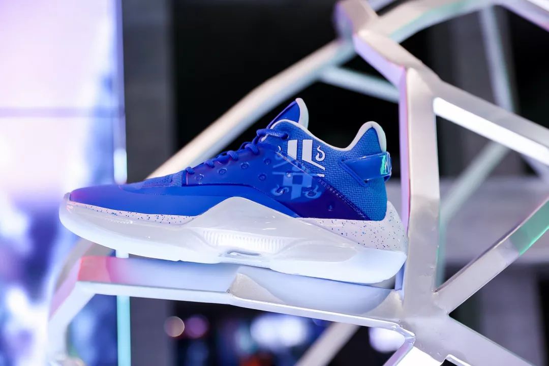 自今年夏天成为特步的新晋品牌代言人的林书豪,将特步篮球重新带回了