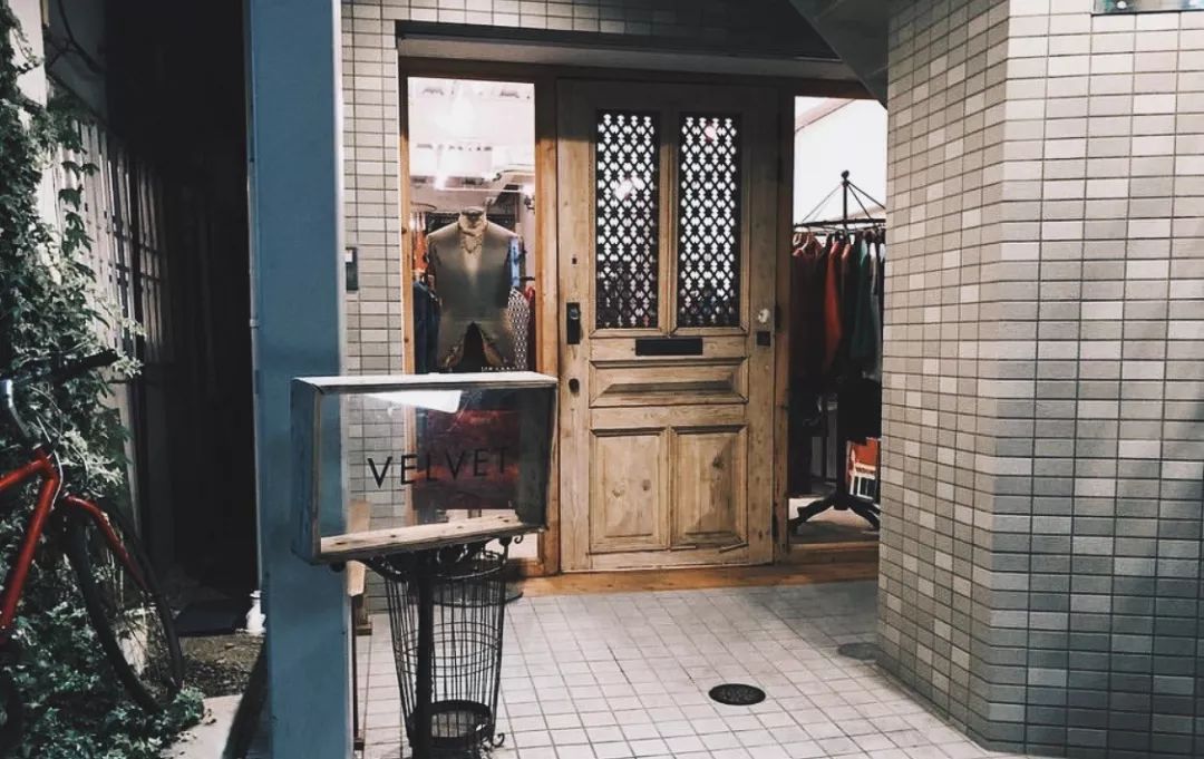 进入 velvet 便会感受到浓浓的美式复古风格,与时下盲目的流行不同