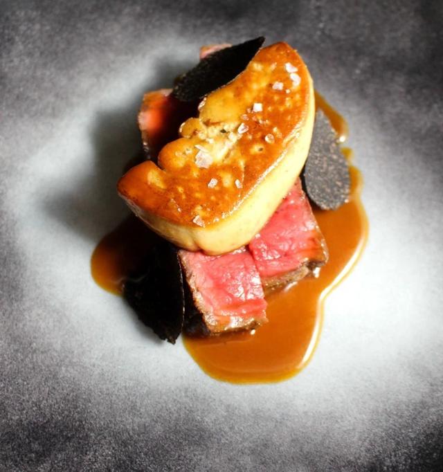 主料:露杰切片鸭肝 60克 / m9牛排 150克 / 黑松露 1个辅料:露杰鸭架