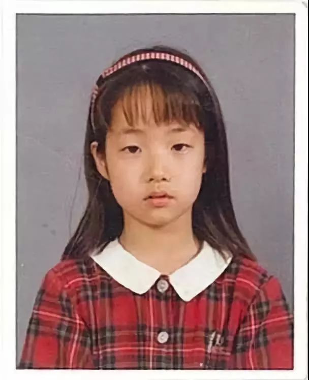 大家都知道朴敏英不是天然的美少女,是整容过的她小时候的照片是这个