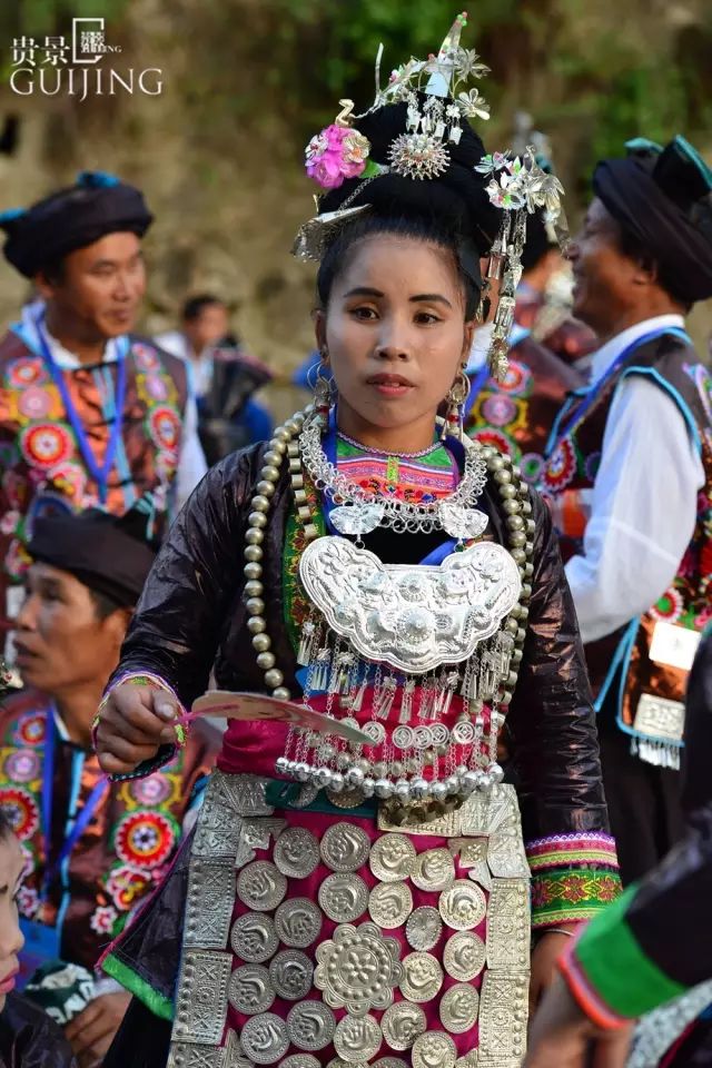 男 装:"对襟窄裤式"是侗族男子较普遍的服装,直领,对襟,袖窄,对襟上的