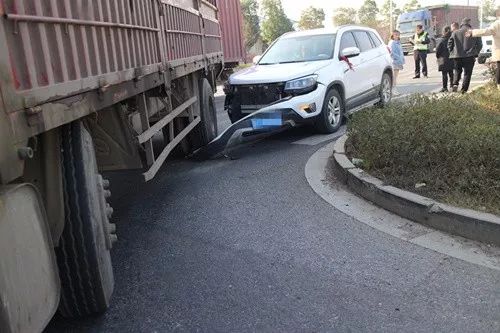 樟樹一大貨車左轉彎處於盲區白色小車緊跟其後被撞爛