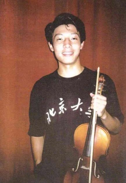 原创撒贝宁20年前年轻照曝光,撞脸沙溢,网友直呼:爱了爱了!