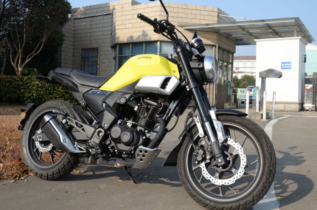 新大洲本田cbf190tr与五羊本田鸷道190在售价方面略有区别,cbf190tr