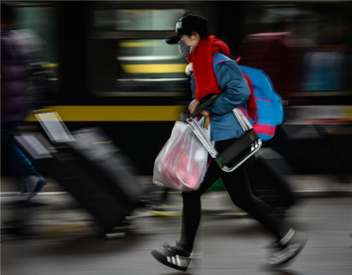 一个人行色匆匆,走得很急.