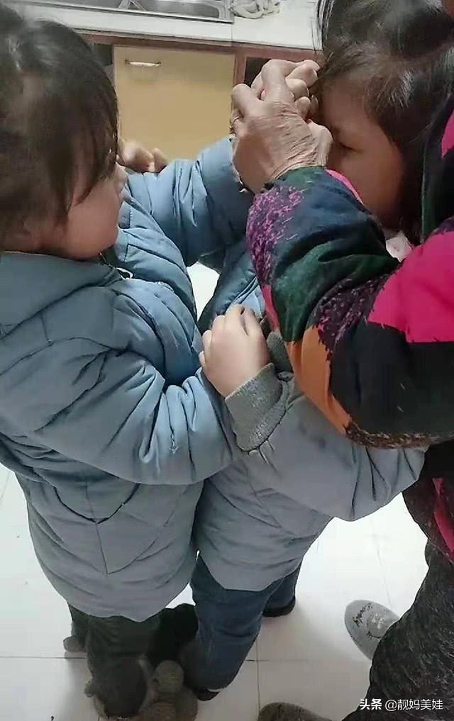 双胞胎姐妹一言不合就干架,招式太过"凌厉",奶奶都看不下去了