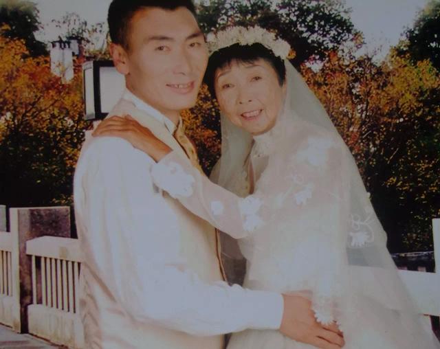 26岁小伙娶58岁"舅妈":相差32岁老妻少夫携手21年后,闹离婚了