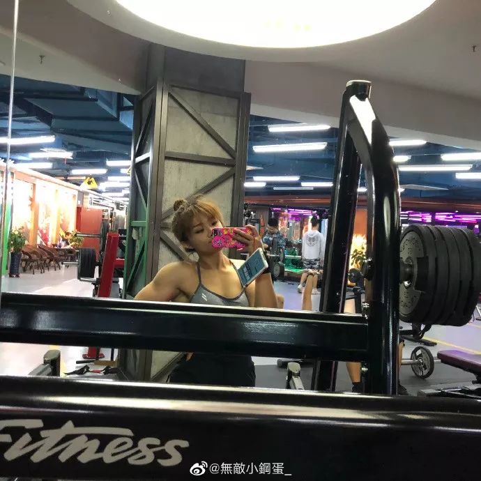 她就是本期的主角—"无敌小钢蛋"李硕,视频中带着强烈反差的小姐姐,▼