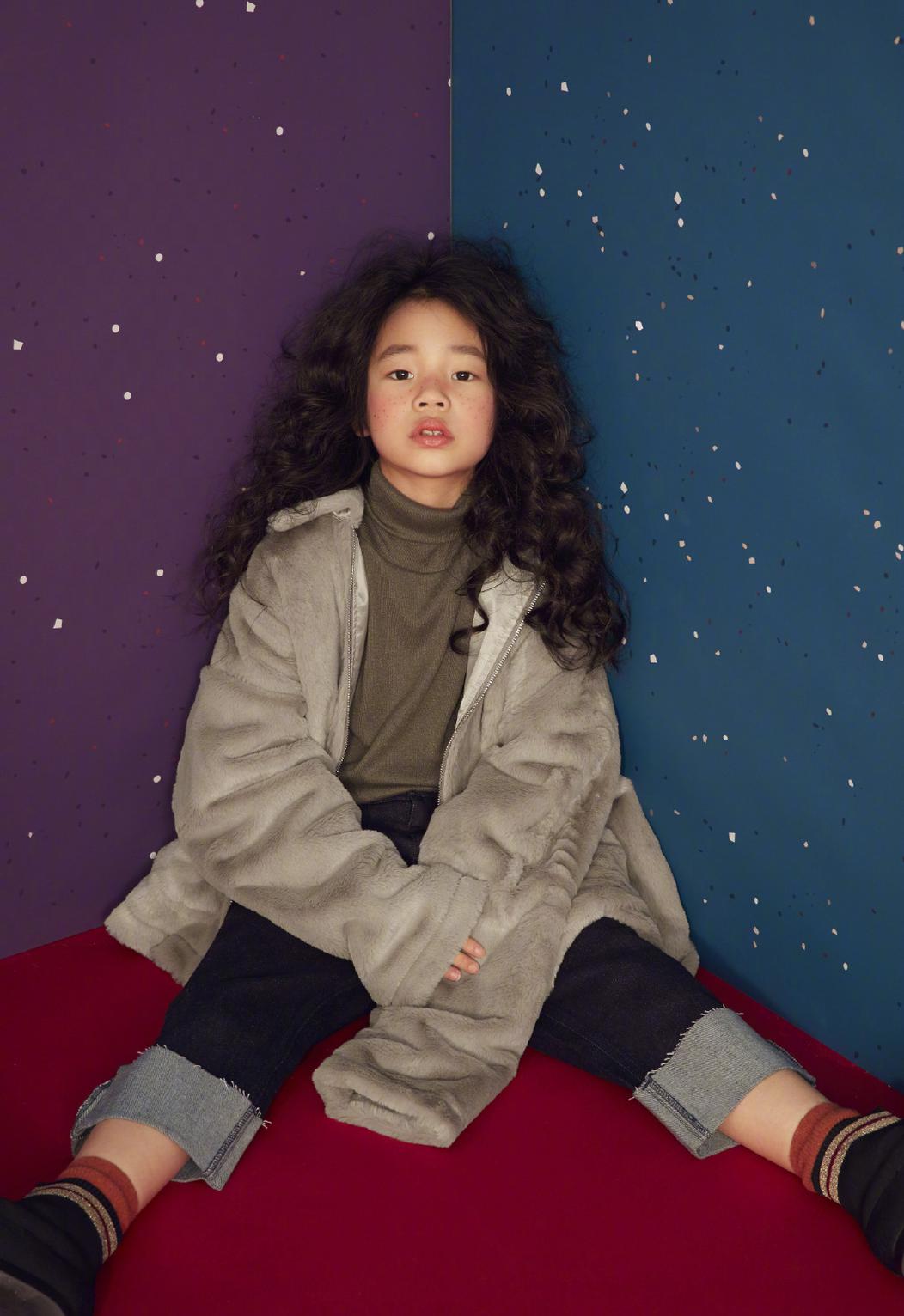 原创小s女儿合体出镜拍广告,许韶恩温柔知性,许老三雀斑妆鬼马可爱