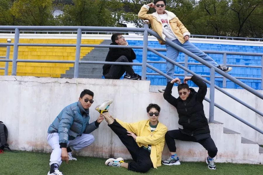 请回个头把你的沙雕兄弟捎上