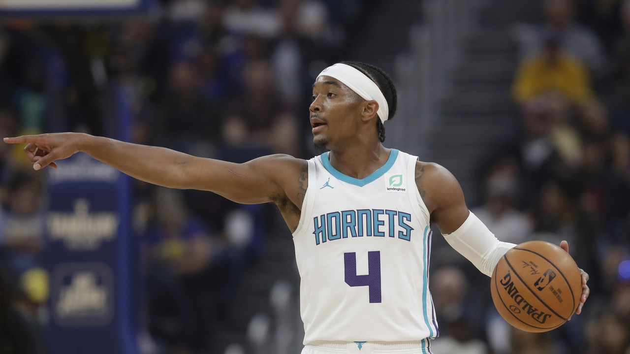 格拉汉姆:上半场我们篮板丢得太多 对手在内线有优势