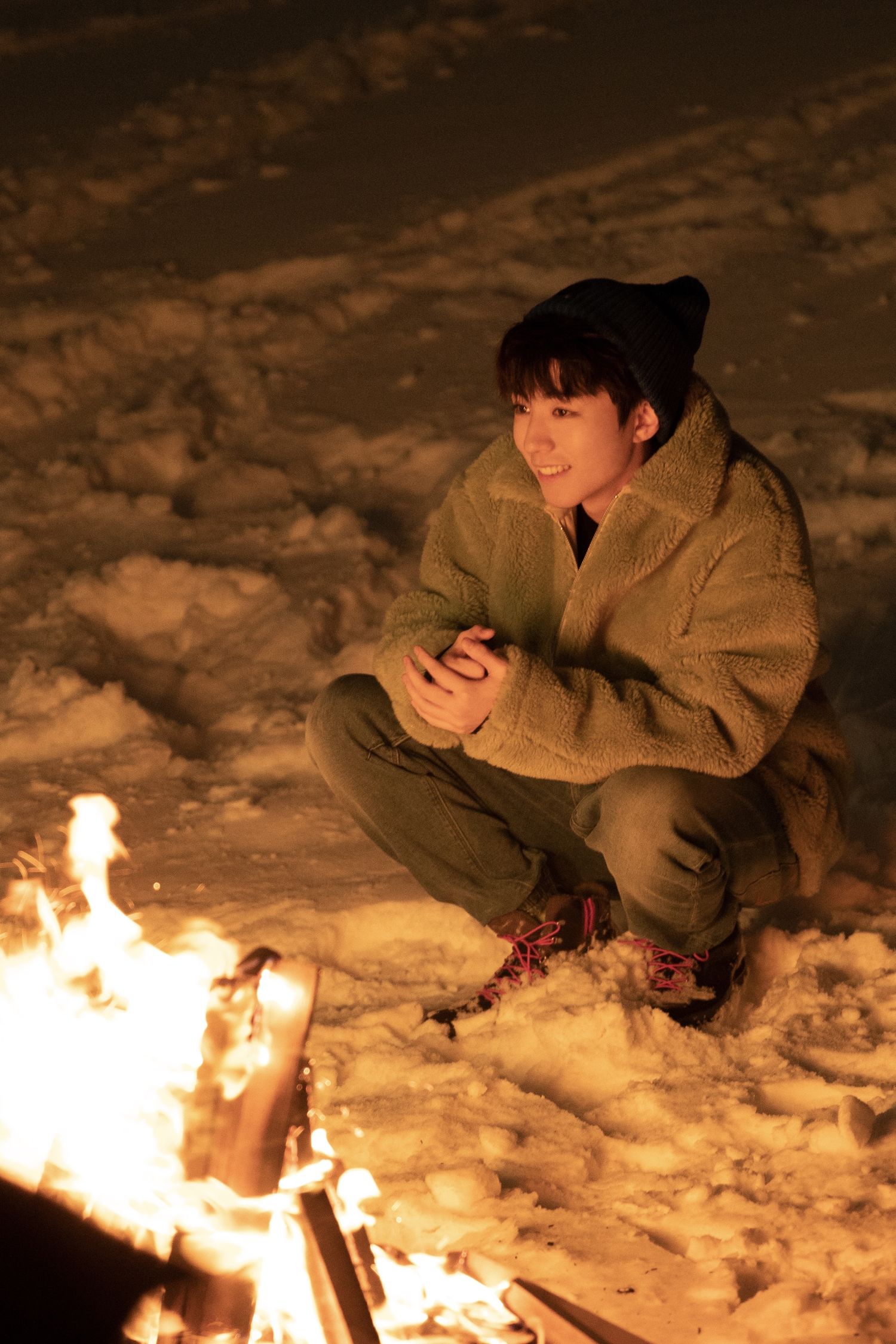 王俊凯工作室分享杂志拍摄花絮雪中少年温柔无暇