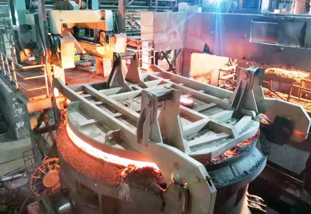 如今,鞍钢股份炼钢总厂四分厂炼钢工序35个钢包全部实现了全程加盖