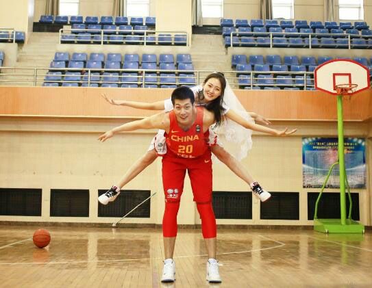 娇妻很漂亮,任骏飞妻子曾是模特,现在是老板娘