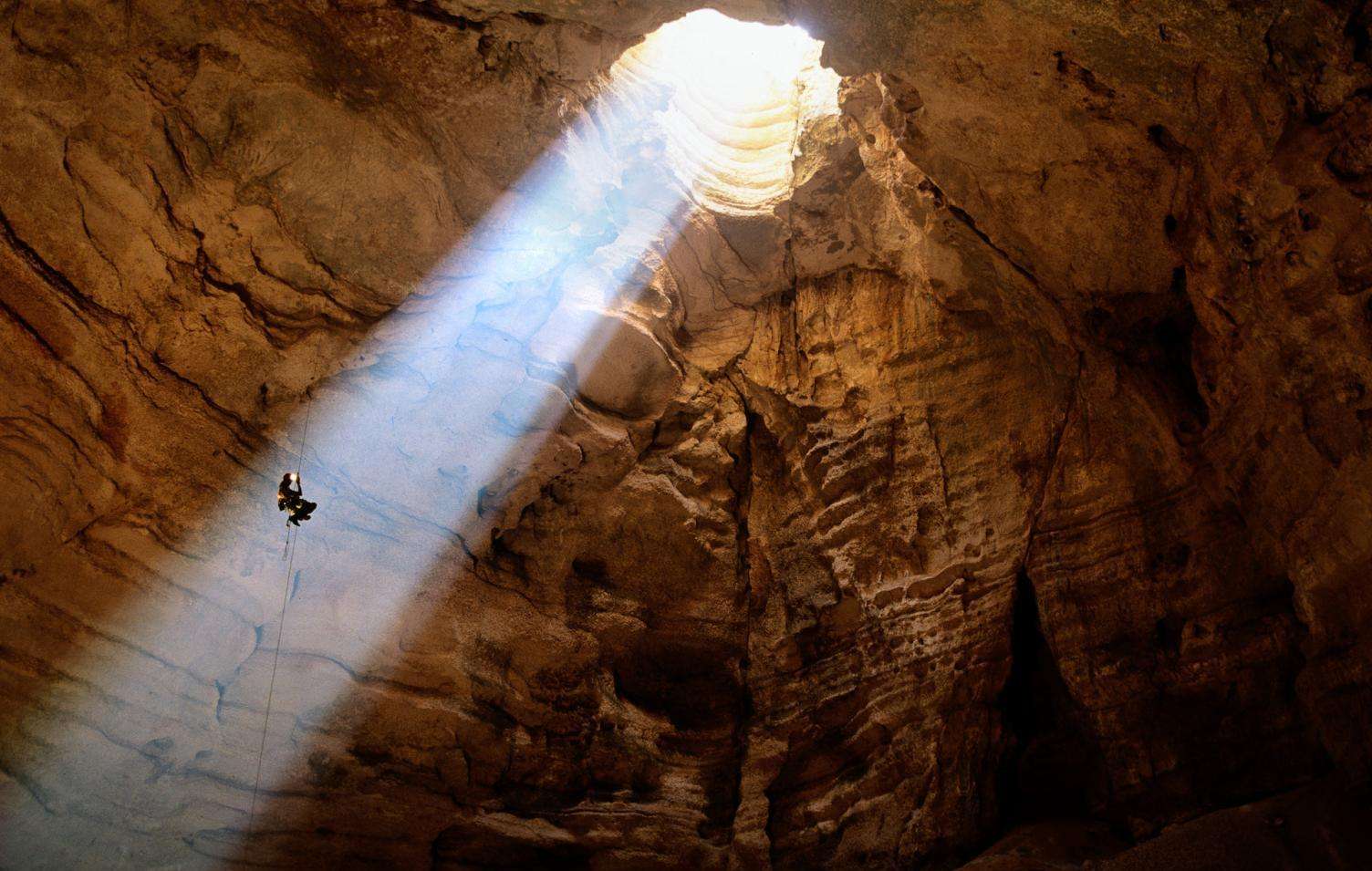 原创库鲁伯亚拉洞穴是世界上最深的洞穴专家还在洞内发现神秘生物
