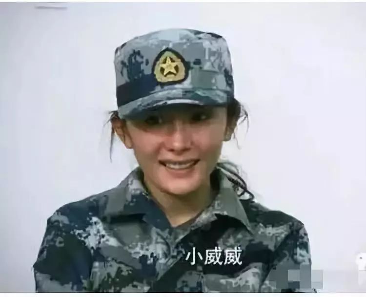 早前她参加《真正男子汉》,本是严肃的军训综艺,但硬生生被杨幂撩成