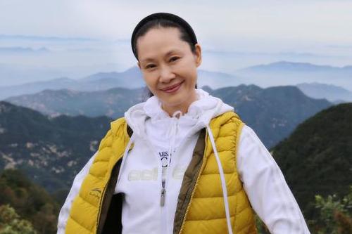 歌手于文华晒素颜照秃眉还驼背打扮俗套却散发优雅气质