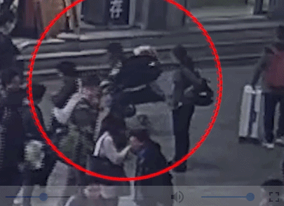 警惕丨亲妈就在身边，女子火车站一把抱走2岁女童！
