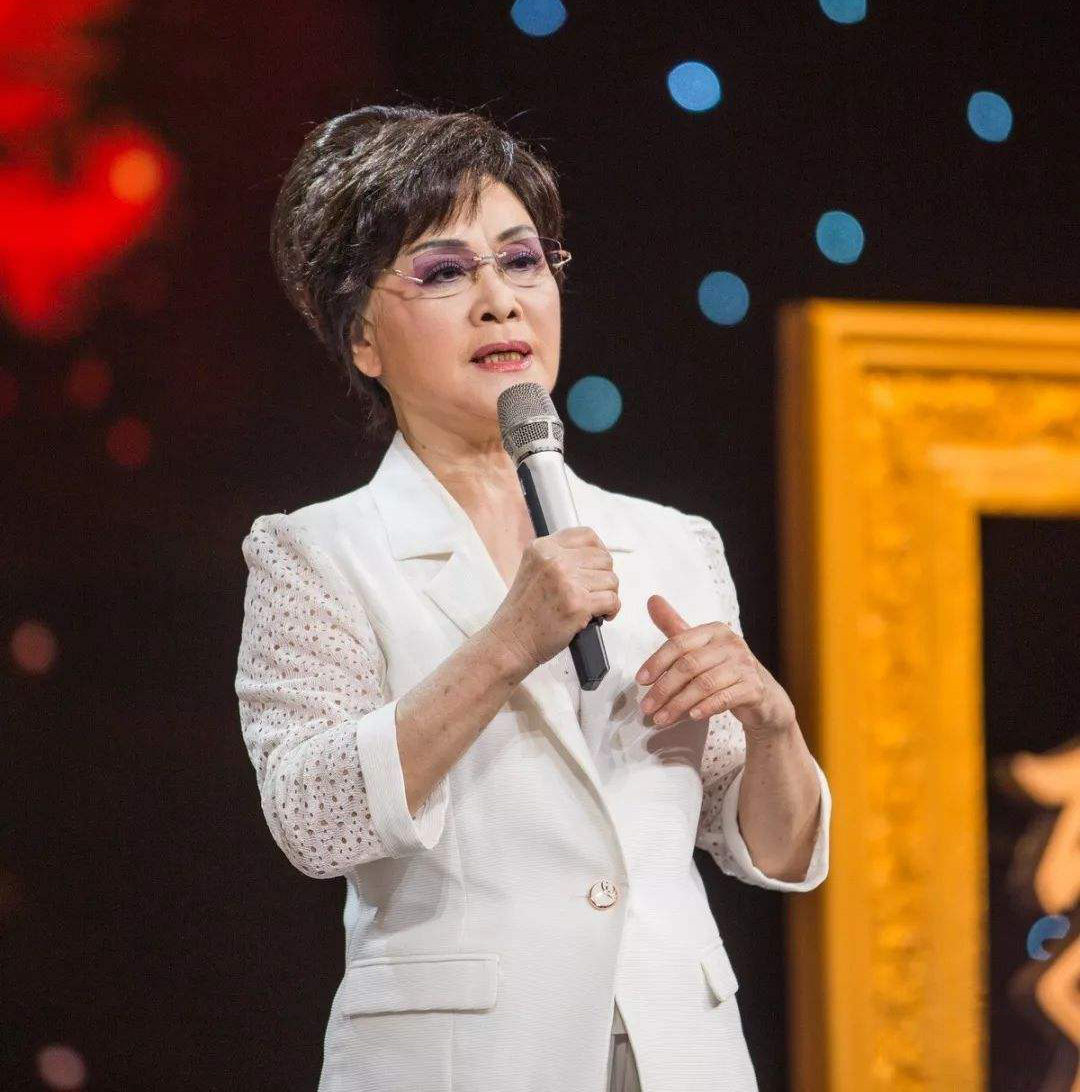 原创75岁李谷一再登央视,手臂不松弛肩膀很白嫩,穿公主裙减龄20岁