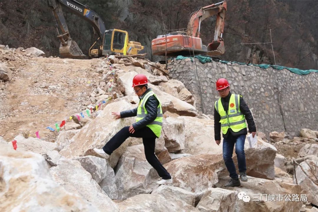 默默无闻修路人 挥洒青春铸路魂 ——记11月"公路之星"杜云峰_施工