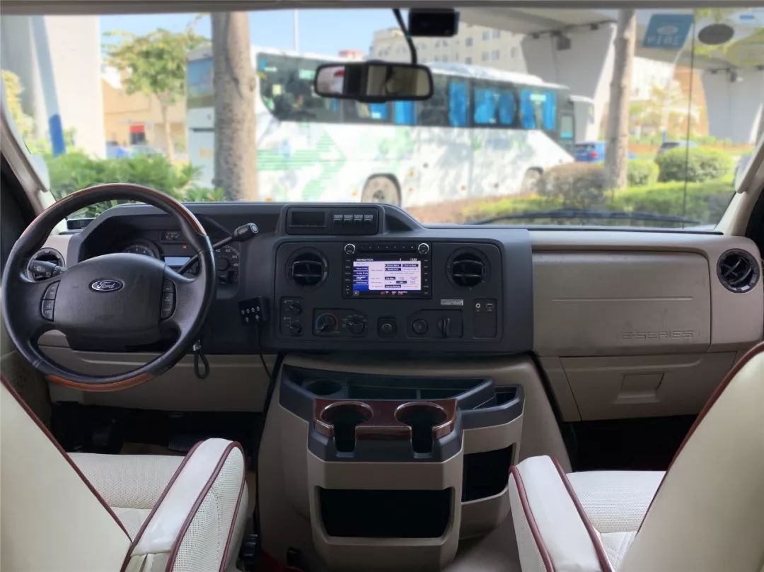 新车上架福特e350狂野的猛禽外表粗犷内心奢华