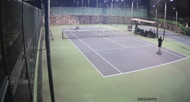深圳七旬翁打网球昏倒，球场工作人员球友紧急心肺复苏施救