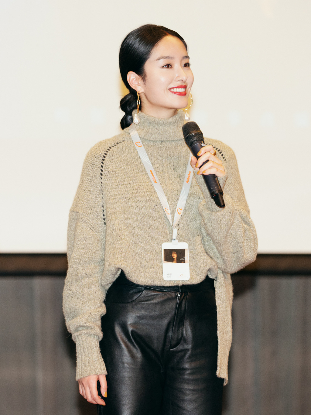 原创"冯女郎"杨采钰太有气质,灰色高领毛衣配皮裤,戏里戏外都温柔