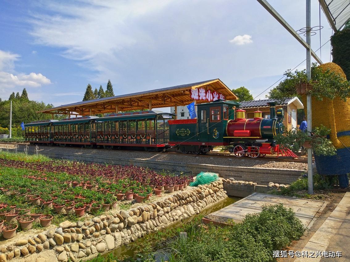 浙江金华渔歌小镇迎来花海有轨道小火车