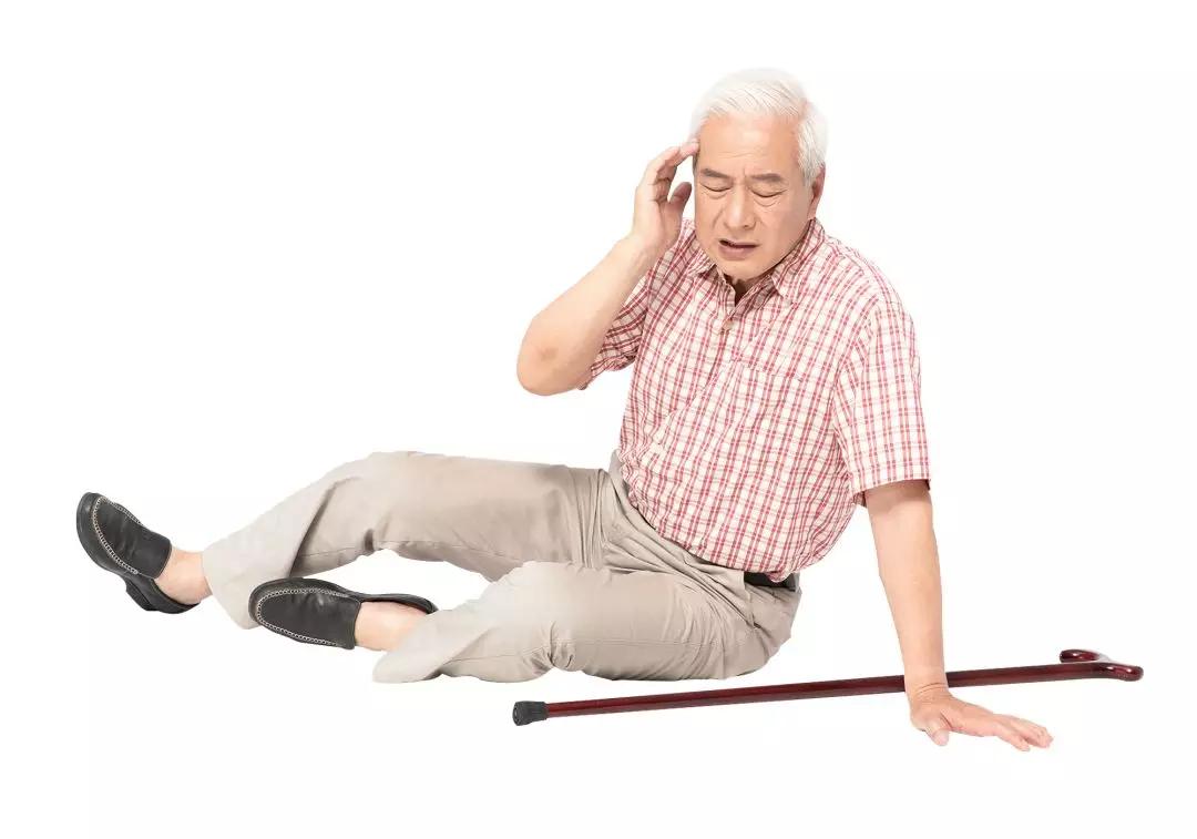 腰椎压缩性骨折人在摔倒后一般会下意识产生自我保护动作,比如落地时