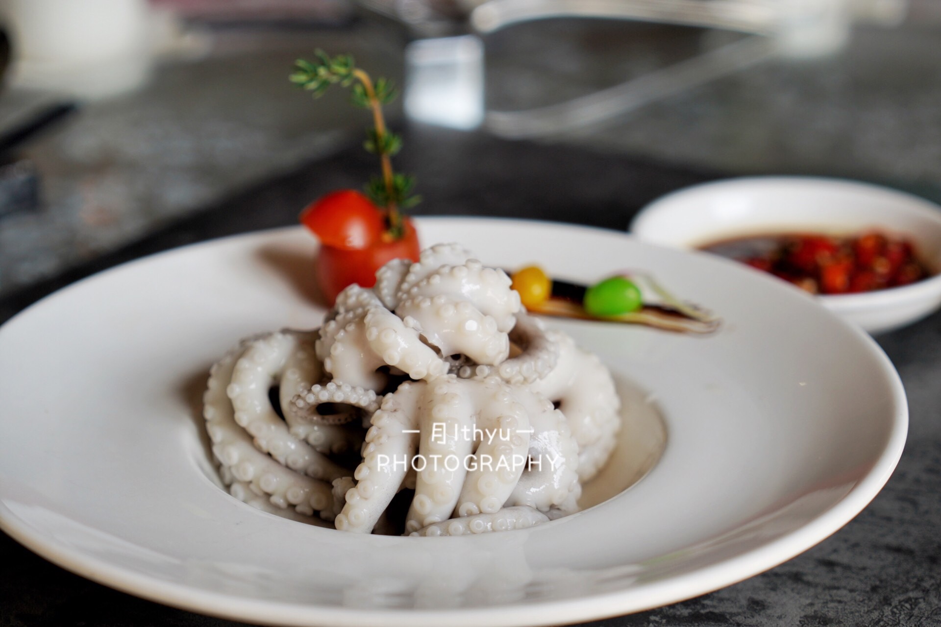 白灼小章鱼,切成小块的章鱼蘸上点调了芥末的调料,脆中带着辣爽,鲜美