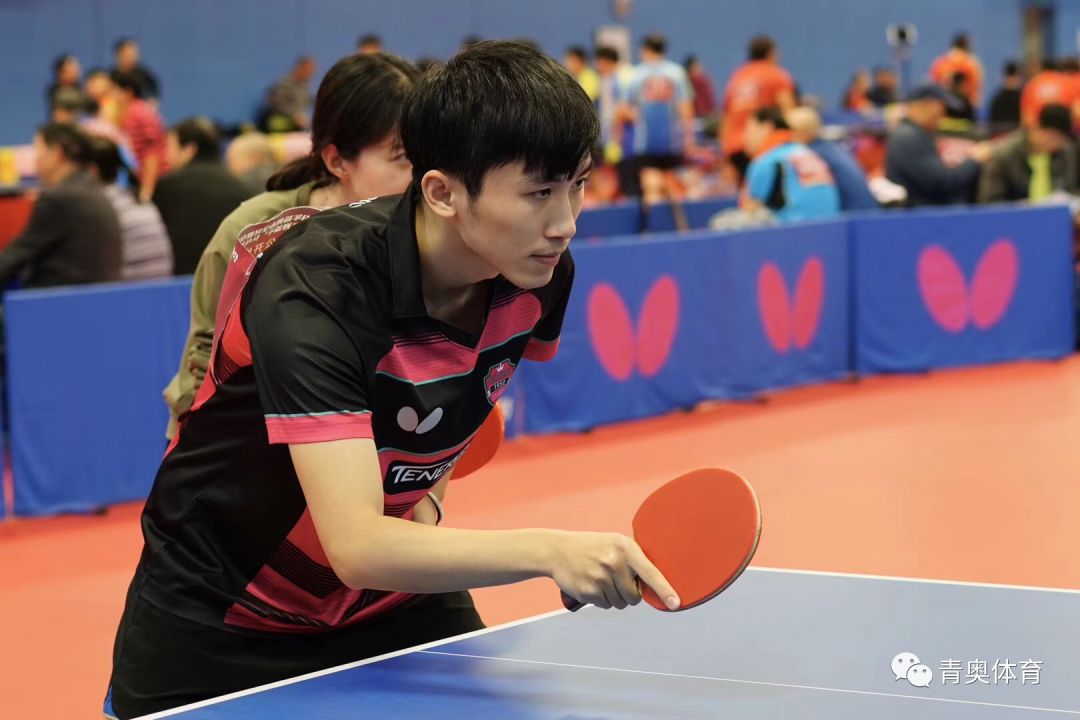 张涵女士为特邀组颁奖)在此,福州市乒乓球协会衷心感谢各位领导以及为