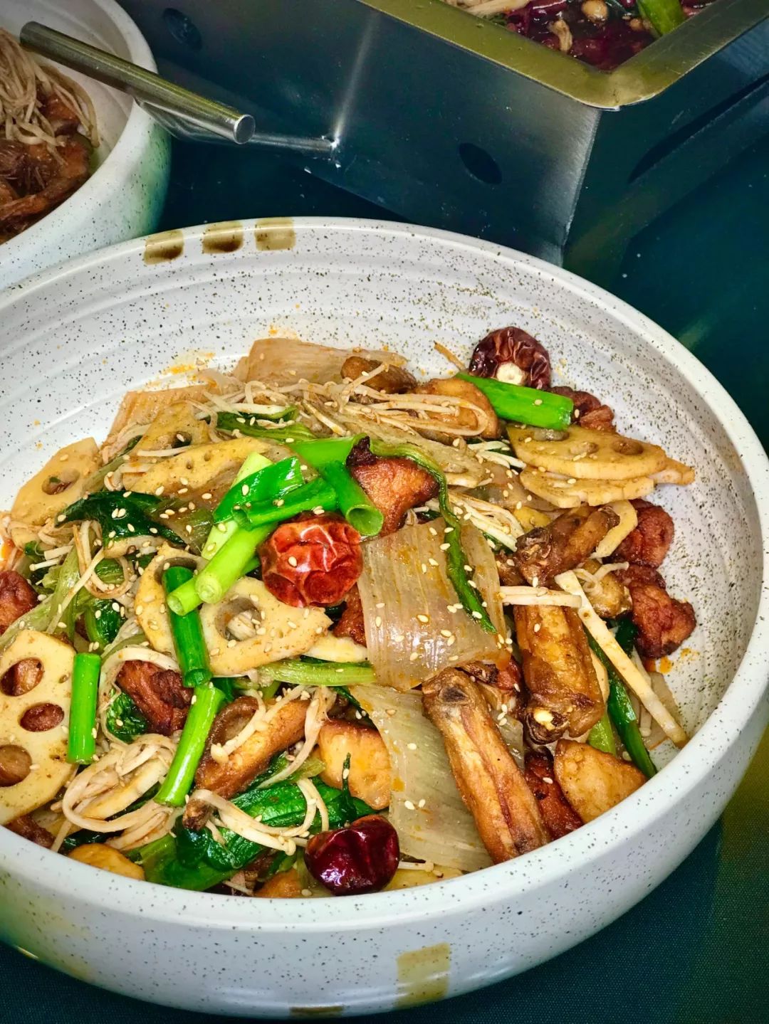 特色一品锅鸡翅/骨肉相连/墨鱼丸/宽粉/油麦菜/金针菇/藕片上