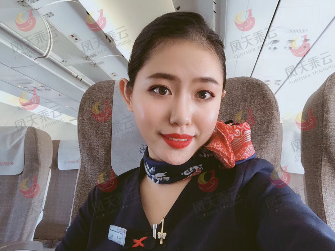 明星学员非空乘专业15日华丽变身进入东航总部