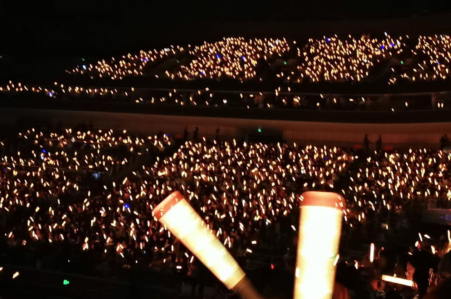 tfboys演唱会全场橙色应援棒无边界源玊尔都是温暖的橙