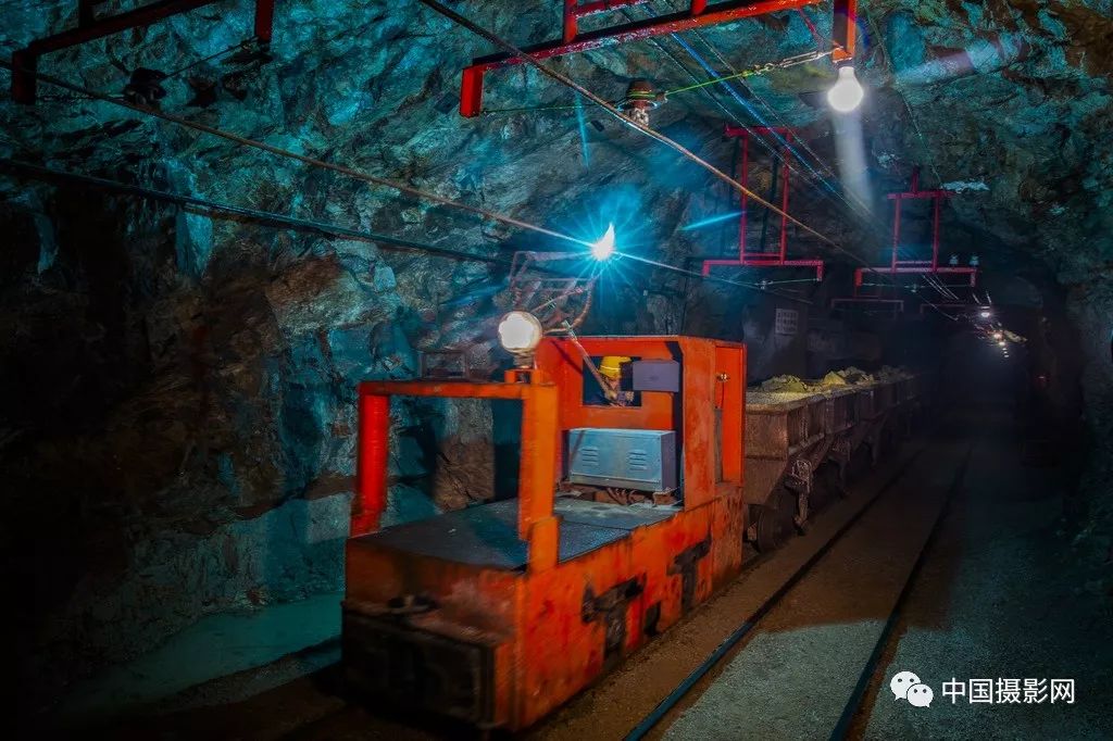 原创中国摄影网签约摄影师乔光先作品赏析——《大地深处掘金人》