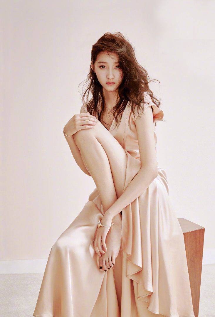 真没想到一向走少女风的关晓彤还能这么性感秀美腿不要太女人