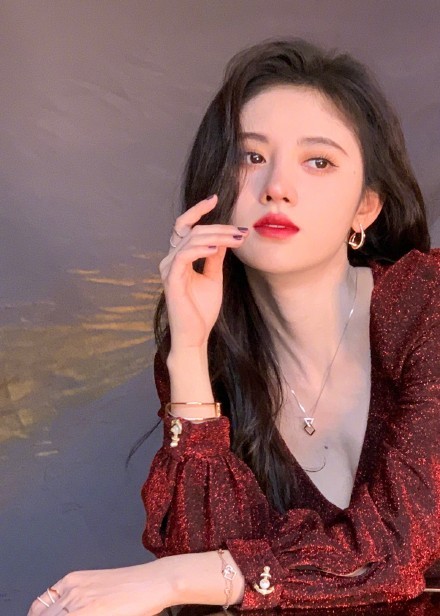 原创神仙颜值!鞠婧祎黑发红唇明艳动人,穿深v短裙气质妩媚动人